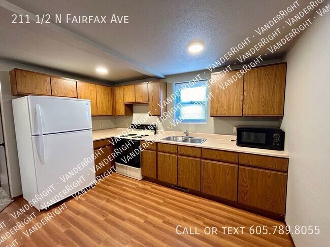 Foto del edificio - Updated 3 Bedroom 1 Bathroom Duplex!