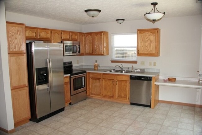Building Photo - 633 Royce Dr