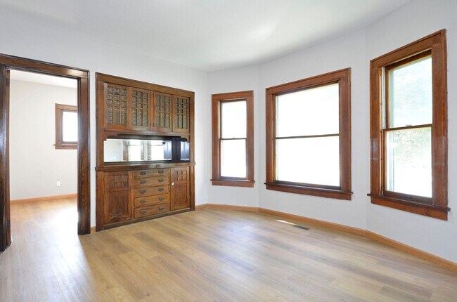 Foto del edificio - Beautiful Updated 5-Bed 2-Bath Home in NE Minneapolis!