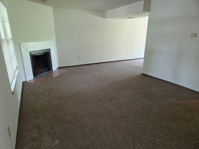 Building Photo - 2009 Juniper Dr