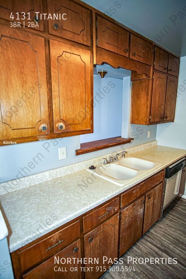 Foto del edificio - A Charming 3-BDR and 2-BR Home w/ REFRIGER...