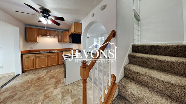 Foto del edificio - Two-story home in a walkable location, just minutes from Yakima Valley College, featuring long dr...