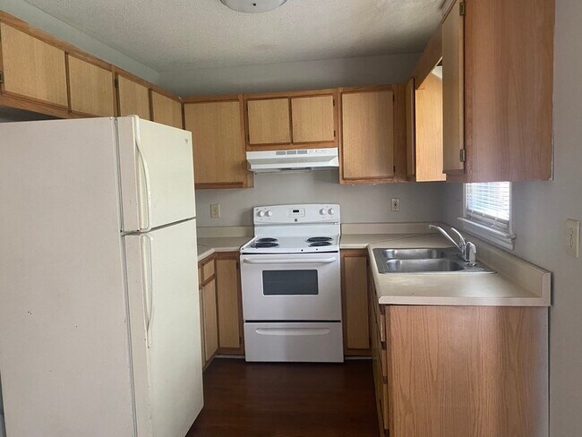Building Photo - 1460 Sherwood Dr