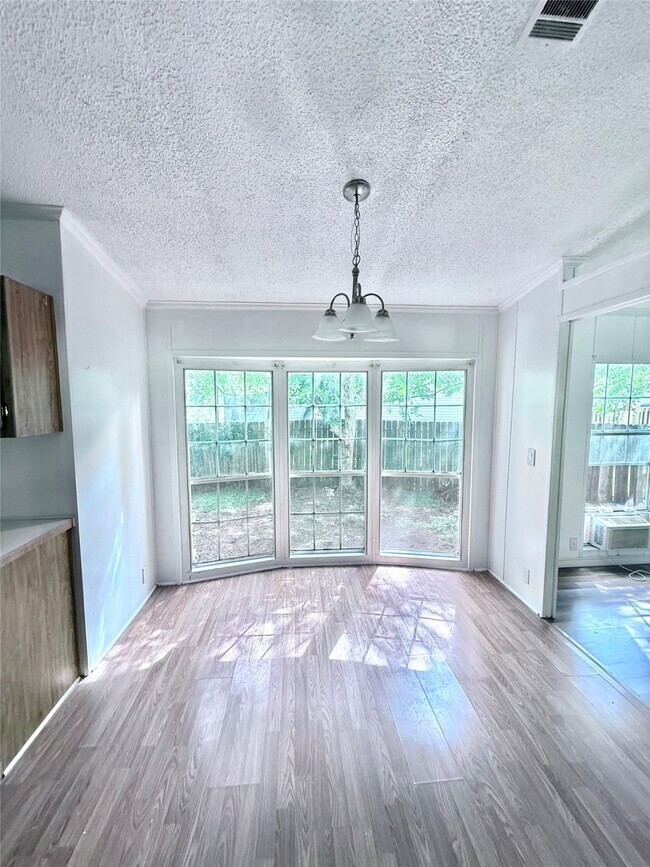 Foto del edificio - 9803 Cedar Branch Dr