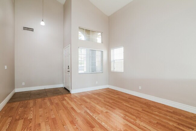 Building Photo - 10013 W Montecito Ave