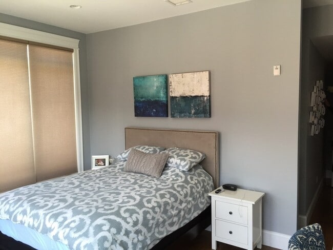 Building Photo - 115 B St