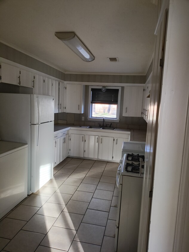 Primary Photo - Quiet and Central Located large Yard Brick...