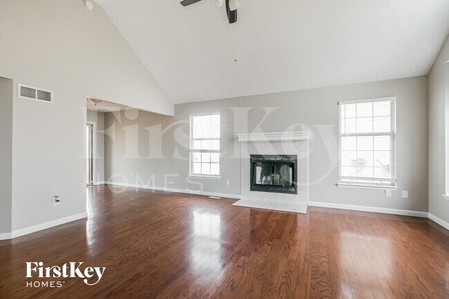 Building Photo - 1049 NE Queens Cir