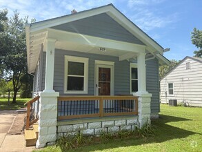 Building Photo - 807 S Poplar St