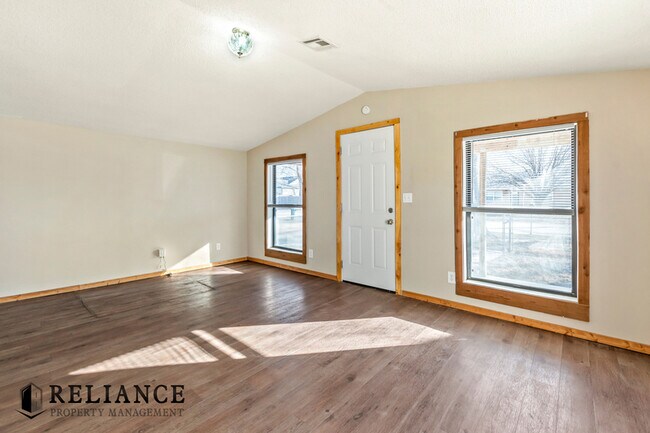 Foto del edificio - 615 N Doris St