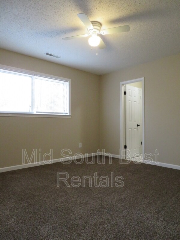 Foto del edificio - 1458 Russwood Rd