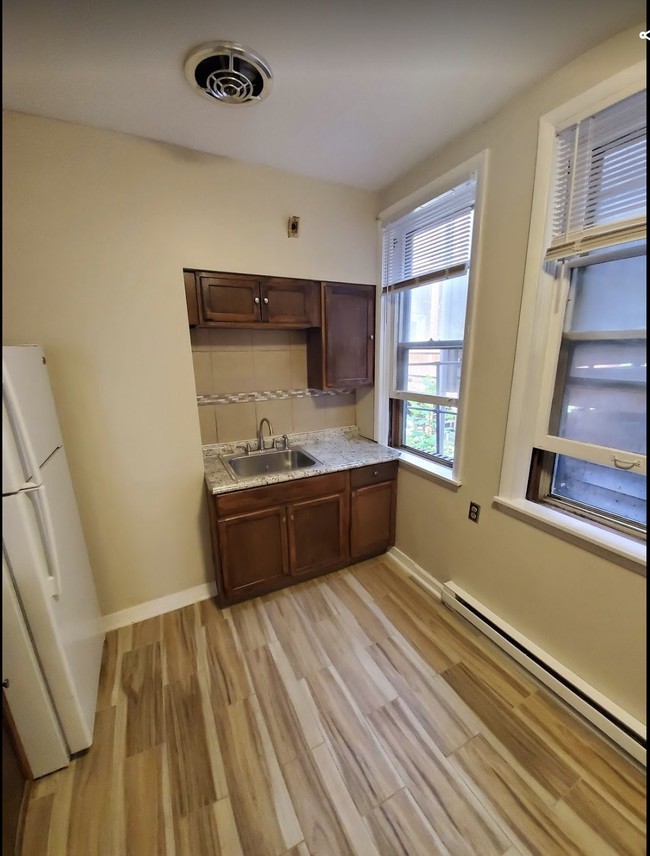 Building Photo - 715 Moravian Way