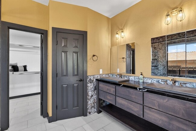 Building Photo - 6932 E Pearl St