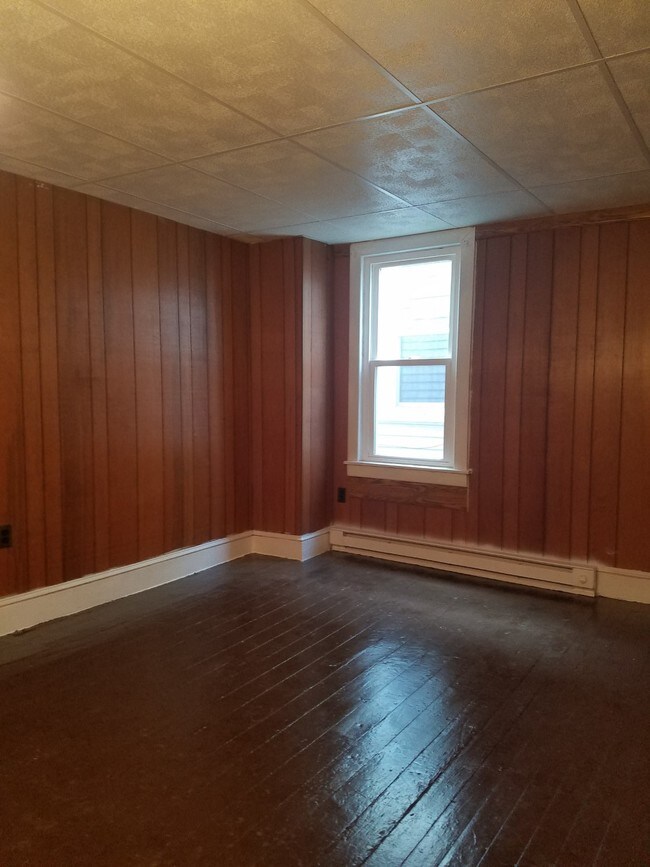 Building Photo - 213 E Bertsch St