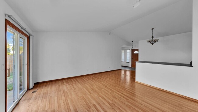 Foto del edificio - 3 Bed 2 Bath - One Story - Pet Friendly - ...