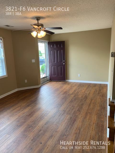 Building Photo - "Charming 3-Bed Townhouse with Fireplace a...