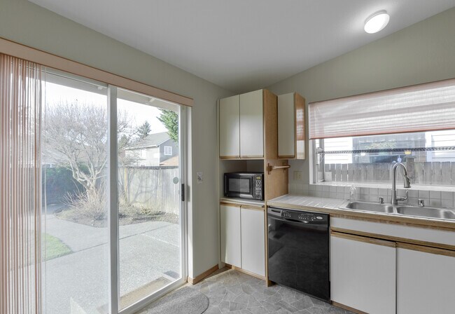 Building Photo - APPROVED APPLICATION-Bright and Charming 3...
