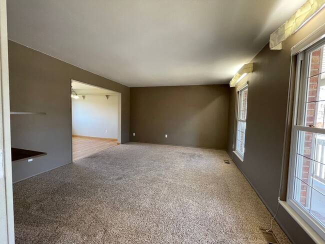 Building Photo - $0 DEPOSIT OPTION. 4BED/2.5BATH IN AURORA'...