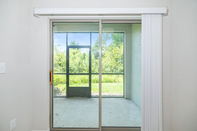 Building Photo - "Charming Water-view Retreat in a gated co...
