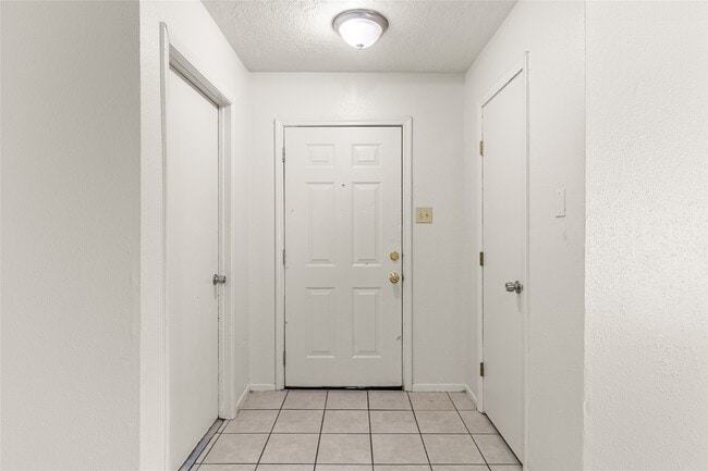 Building Photo - 9811 Mill Shadow Dr