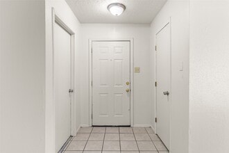 Building Photo - 9811 Mill Shadow Dr