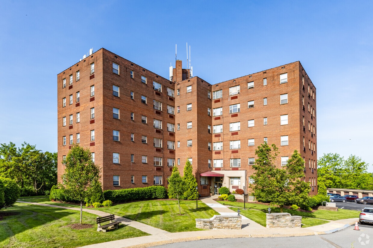 Primary Photo - Cloverleaf Towers