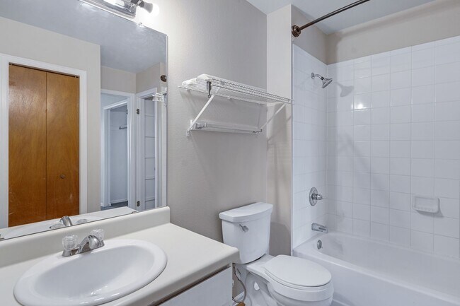 Foto del edificio - Pet Friendly 2 Bedroom Townhome located close to downtown Colorado Springs