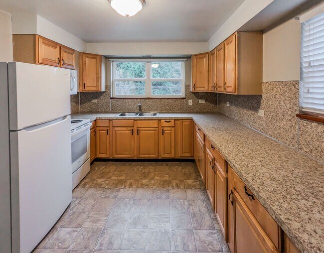 Foto del edificio - Private old world charm 3 bed, 1 bath home with tons of storage options!