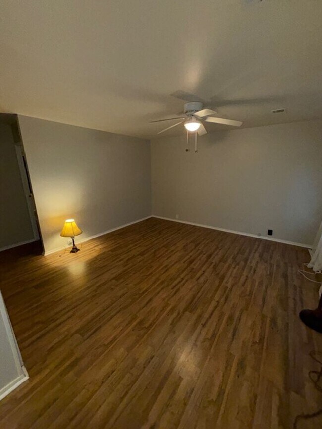 Foto del edificio - 4219 Longfield Dr