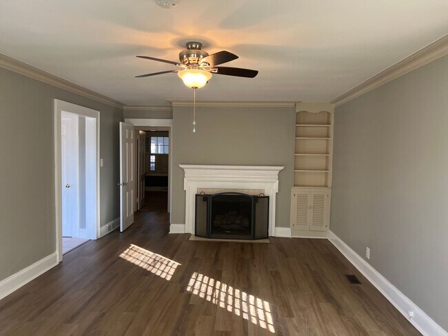 Building Photo - Beautiful 3 bedroom 1.5 bathroom house available!