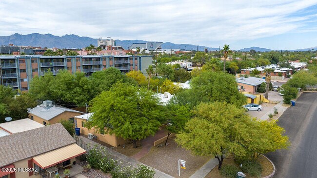 Foto del edificio - 1121 E 9th St