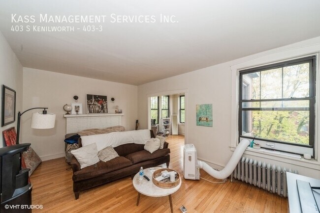 Building Photo - Amazing Oak Park Location.  1 BR, Top Floor