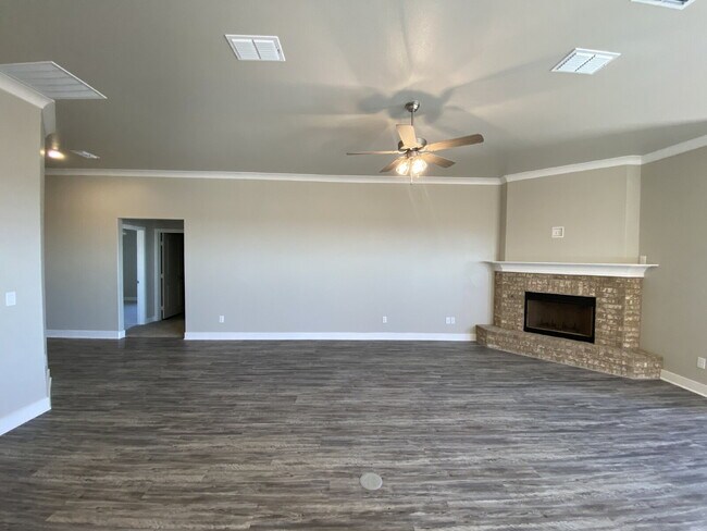Foto del edificio - Wonderful 4 Bedroom 2 Bathroom in Bell Farms!