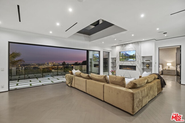 Foto del edificio - 1680 Sunset Plaza Dr