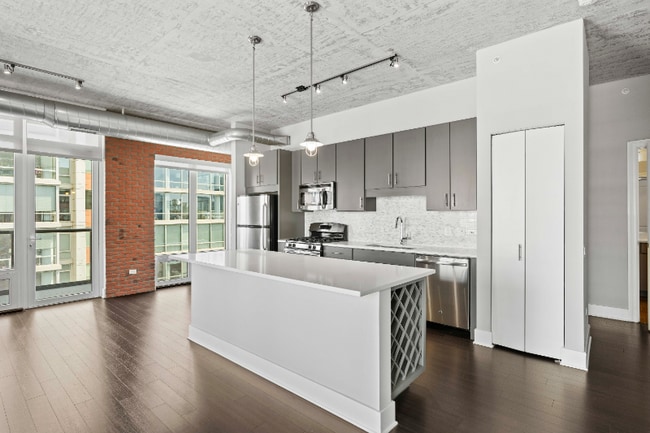 Building Photo - 885 S Clark St