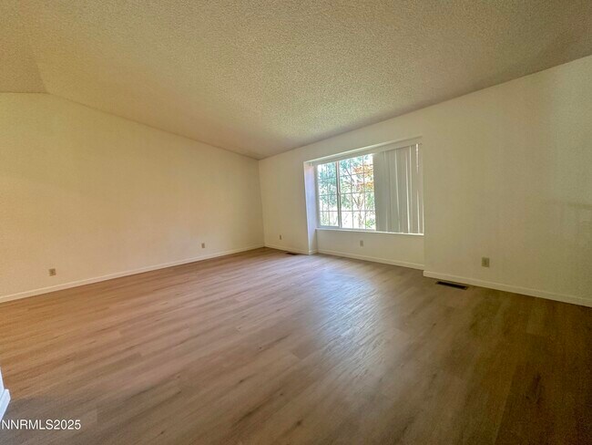 Foto del edificio - 1965 Woodtrail Dr