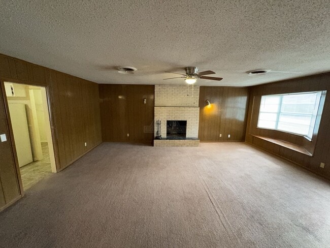 Building Photo - 208 Oak St