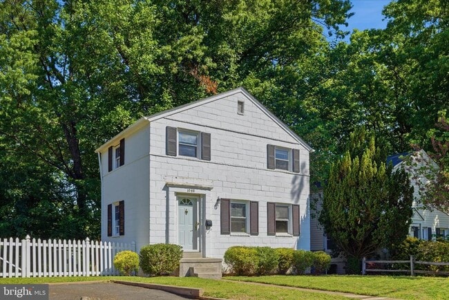 Building Photo - 1048 S Edison St