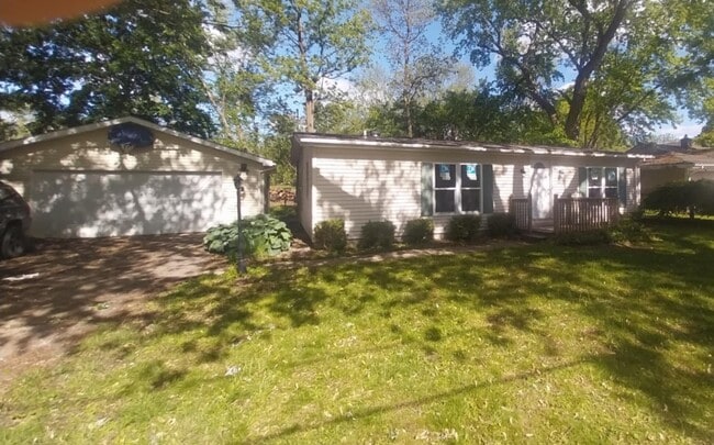 Huge detached garage with work bench and extra storage - 3914 Clarnin St