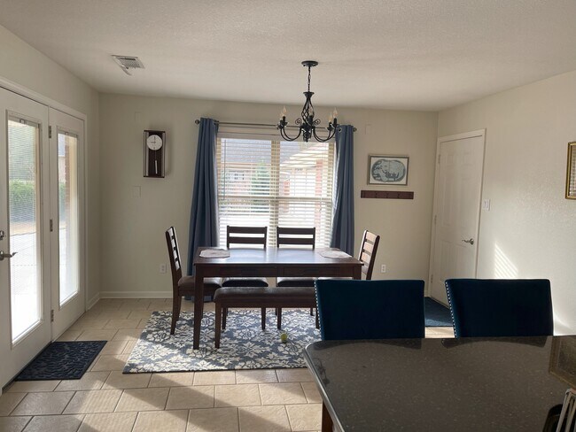 Comedor y porche trasero - 164 Tyler Cv