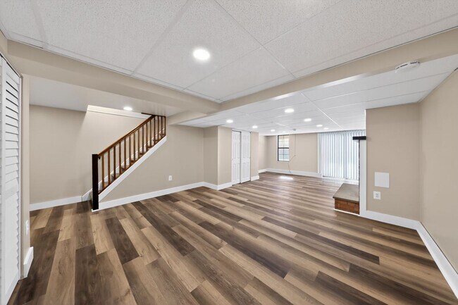 Building Photo - Newly Refinished 2 Bedroom Townhome