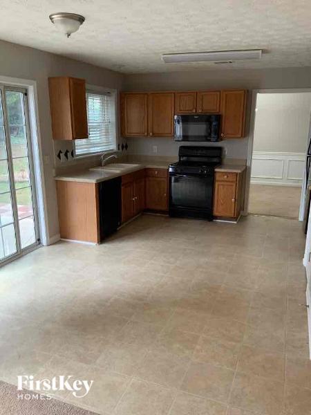 Building Photo - 1550 Fairburn Dr