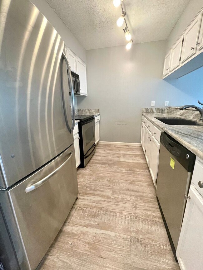 Foto del edificio - Updated 2B/2B condo located behind Grand Boulevard in Pointe of View Condominiums!!