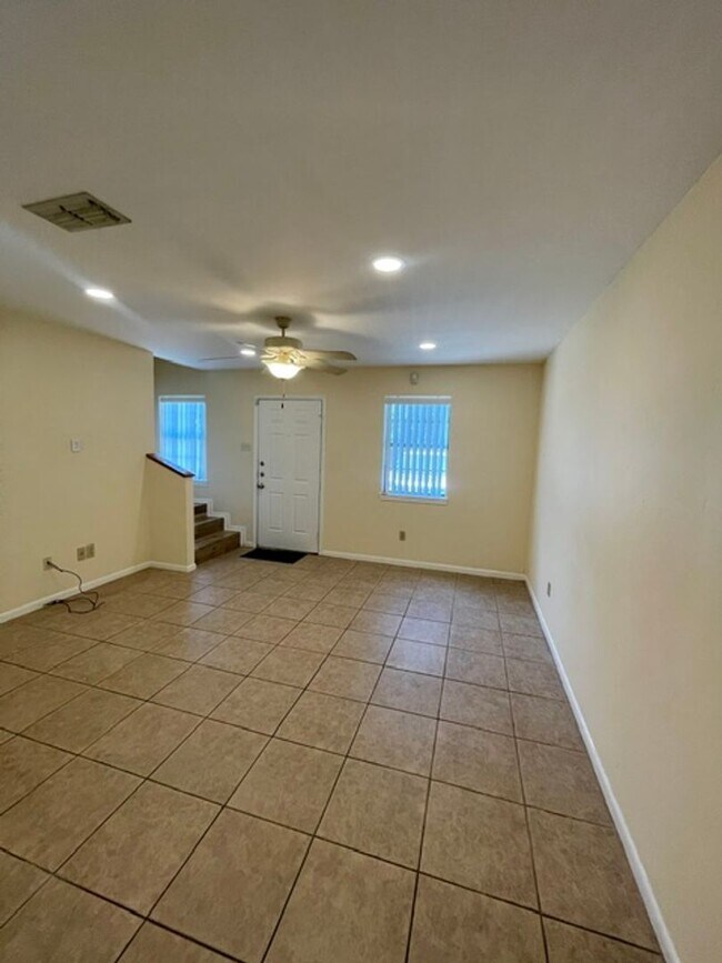 Building Photo - Spacious 2-Bedroom Townhome-Style Condo Near Baylor University | Elmwood Condos Waco