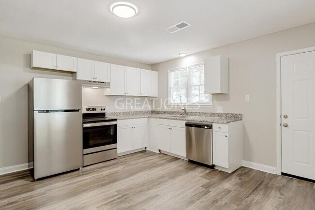 Building Photo - NOW OFFERING 1/2 MONTH FREE WITH LEASE SIG...