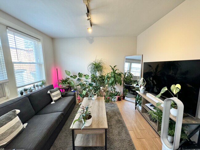 Foto del edificio - 515 W Belmont Ave
