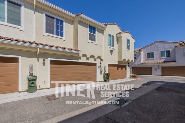Building Photo - Modern Natomas Townhome with Community pool!
