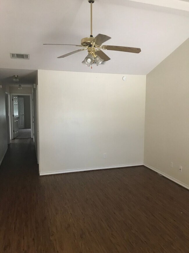 Foto del edificio - Spacious Duplex Available In Steeplechase ...