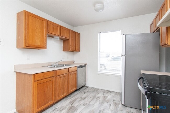 Building Photo - 2018 Cedarhill Dr