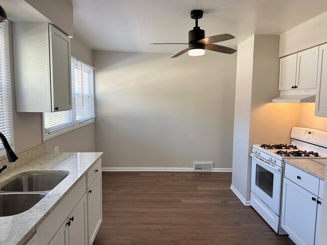 Foto del edificio - 525 Ryan Ln